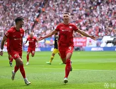 赛地聚焦——欧联转会期热度飙升；山东泰山主帅复盘；质疑声仍在；团队化学反应显著的简单介绍